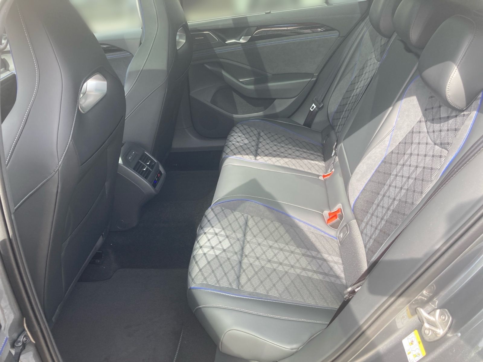 Fahrzeugabbildung Volkswagen Passat R-Line 2.0TDI 4M DSG ACC PANO 360° AHK