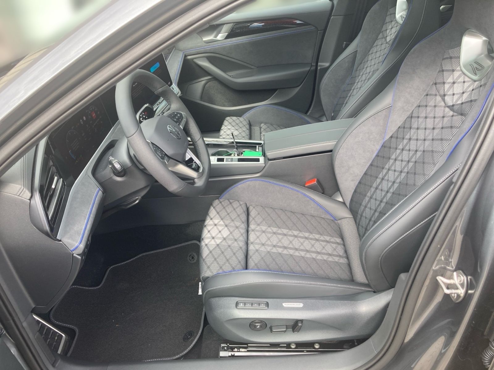 Fahrzeugabbildung Volkswagen Passat R-Line 2.0TDI 4M DSG ACC PANO 360° AHK