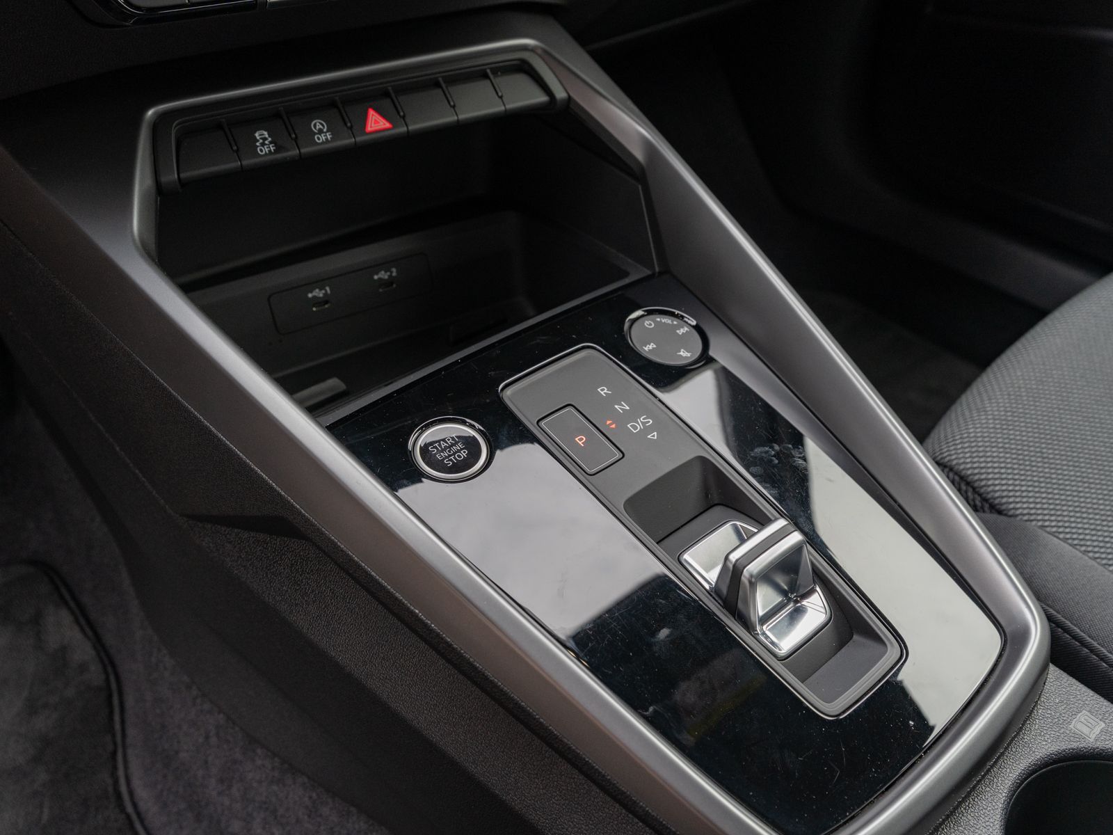 Fahrzeugabbildung Audi A3 Sportback advanced 40TFSI quattr NAVI LED AHK