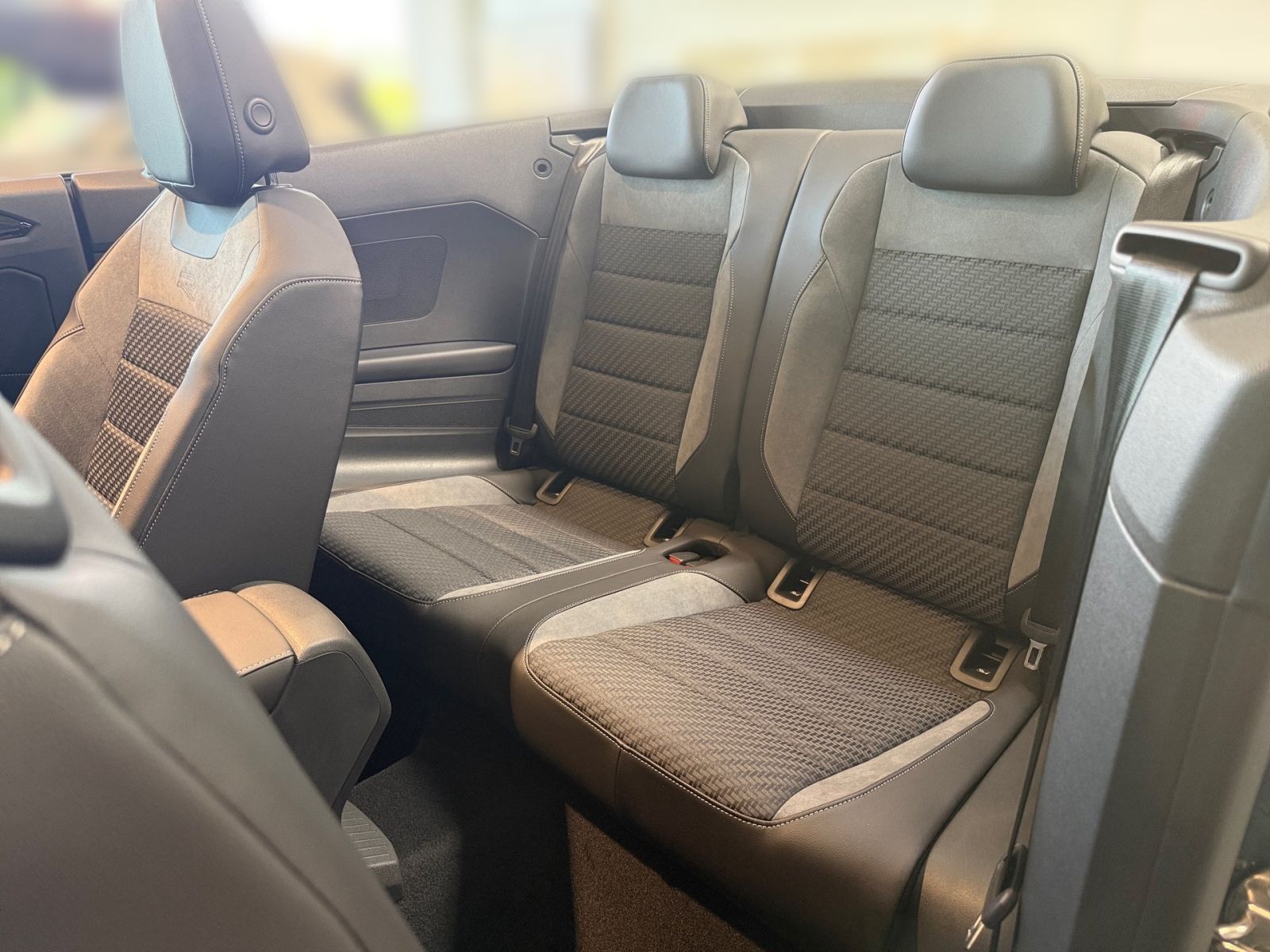 Fahrzeugabbildung Volkswagen T-Roc Cabrio R-Line 1.5 TSI DSG AHK LED-Matrix