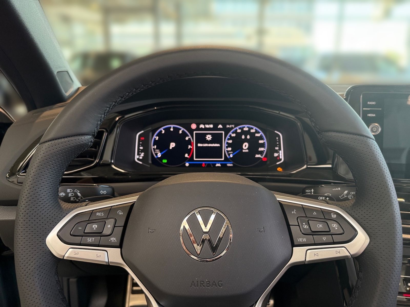 Fahrzeugabbildung Volkswagen T-Roc Cabrio R-Line 1.5 TSI DSG AHK LED-Matrix