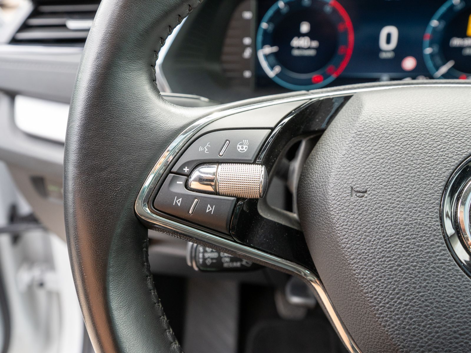 Fahrzeugabbildung SKODA Octavia Combi Tour 2,0 TDI Navi LED ACC PANO