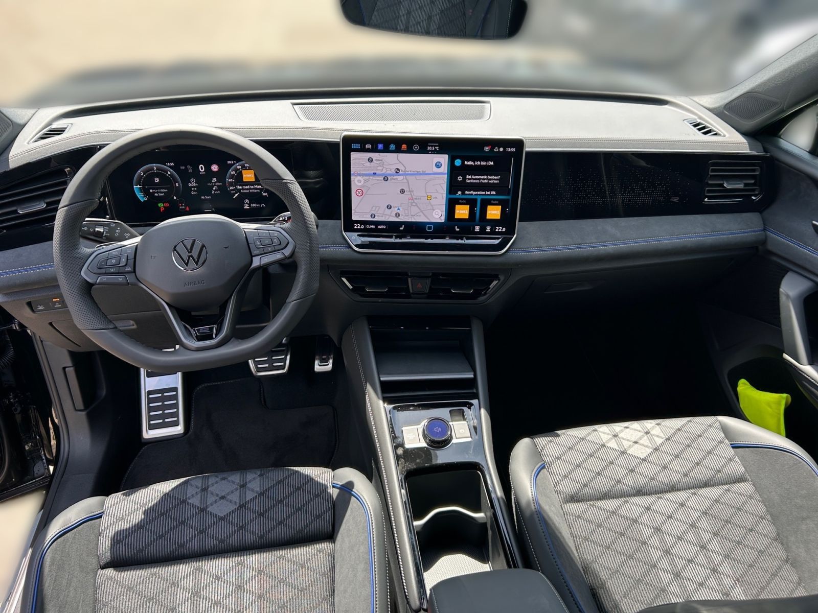 Fahrzeugabbildung Volkswagen Tiguan R-Line 2,0 l TDI DSG 4MOT ACC AHK 360°-K.