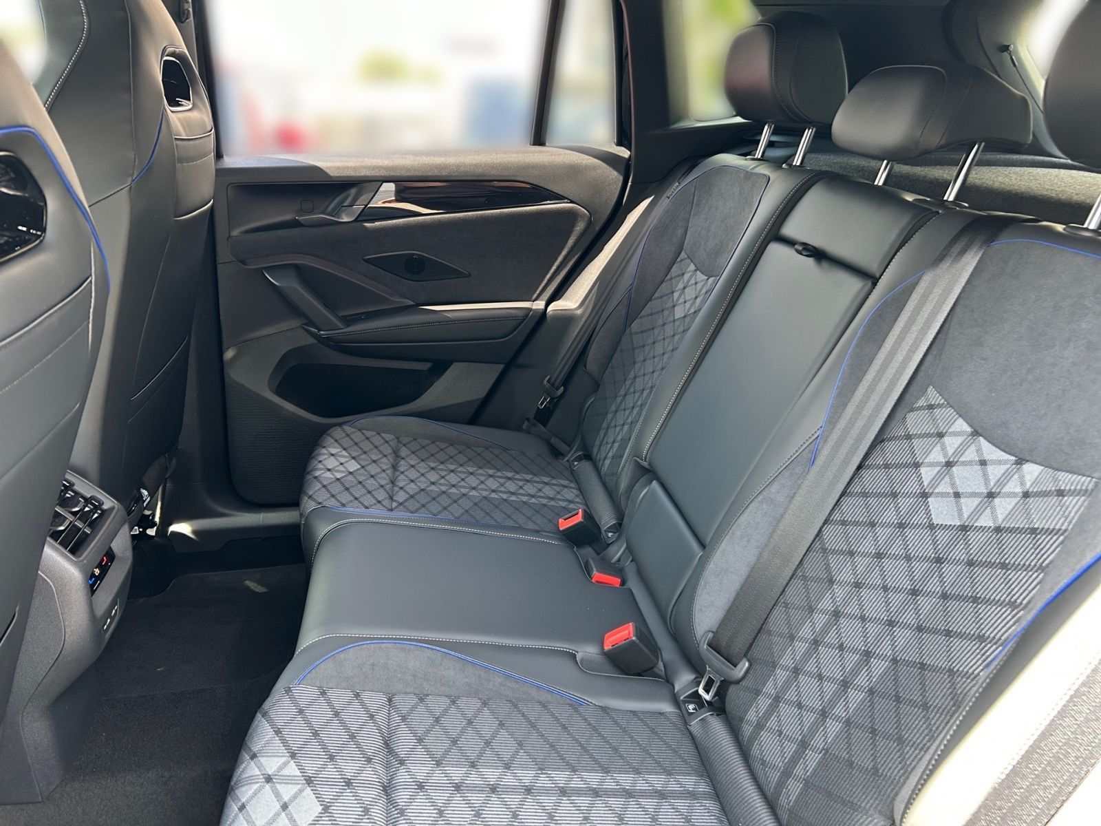 Fahrzeugabbildung Volkswagen Tiguan R-Line 2,0 l TDI DSG 4MOT ACC AHK 360°-K.