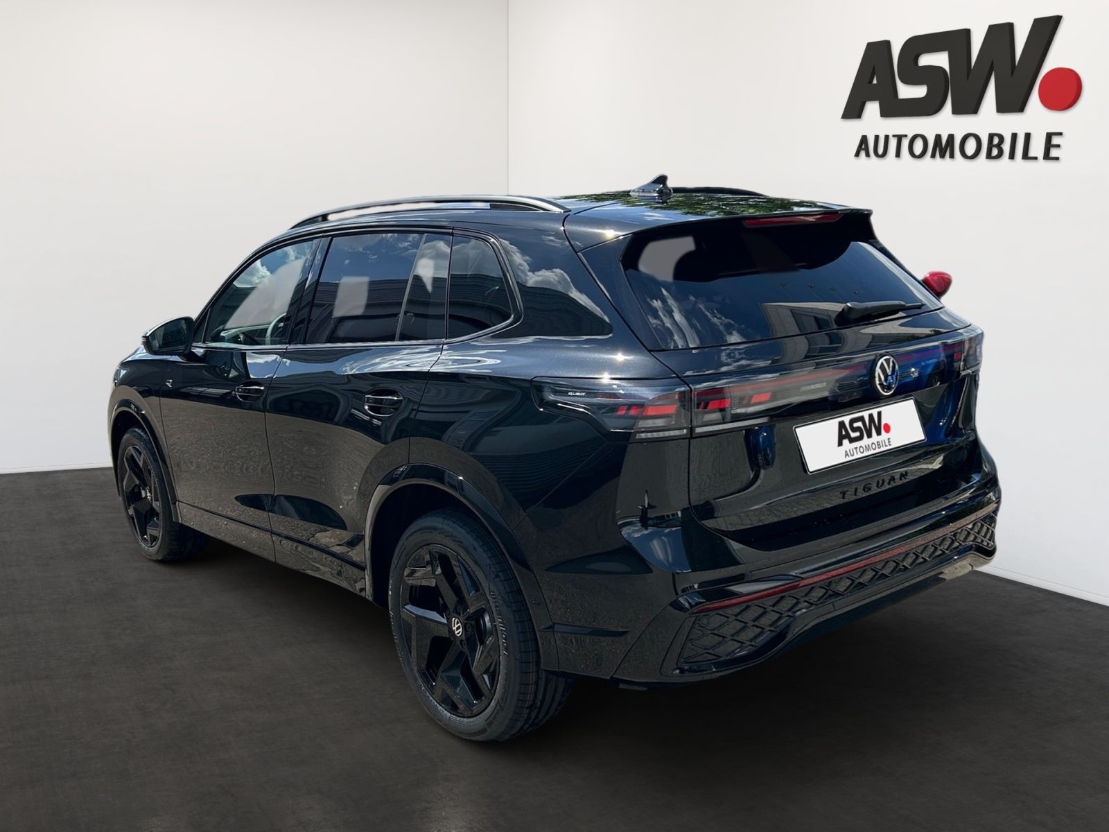Fahrzeugabbildung Volkswagen Tiguan R-Line 2,0 l TDI DSG 4MOT ACC AHK 360°-K.