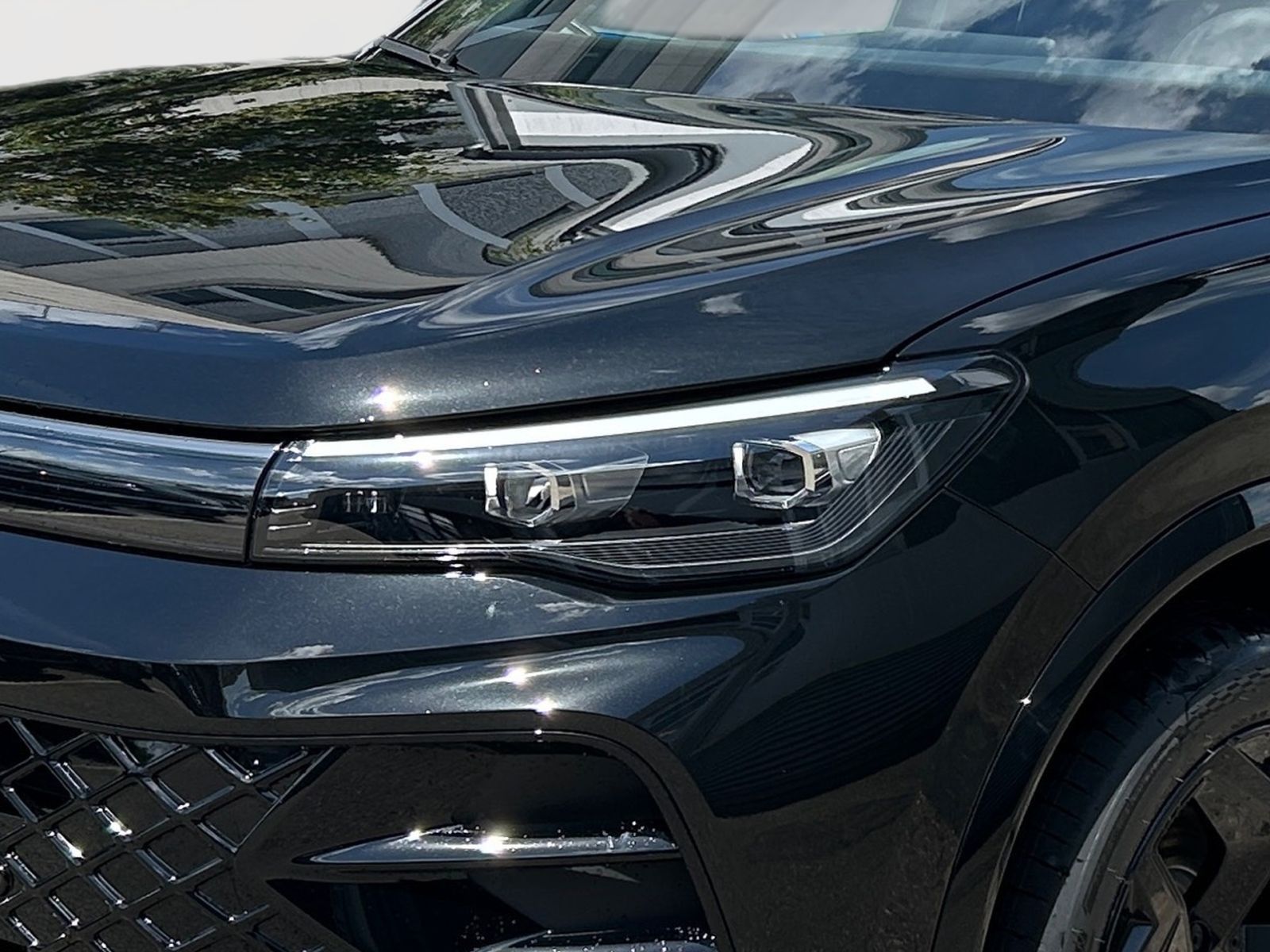 Fahrzeugabbildung Volkswagen Tiguan R-Line 2,0 l TDI DSG 4MOT ACC AHK 360°-K.