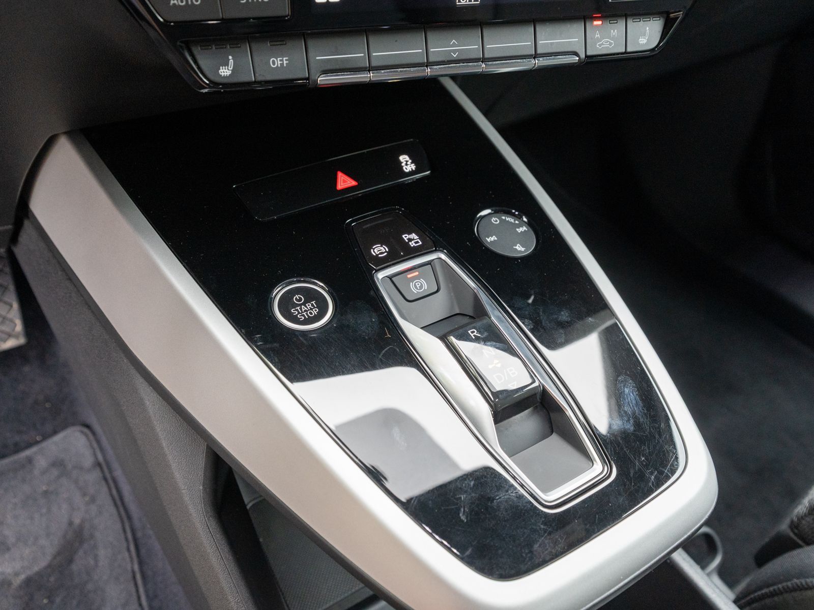 Fahrzeugabbildung Audi Q4 advanced 40 e-tron MATRIX Navi RFK ACC Wäpu