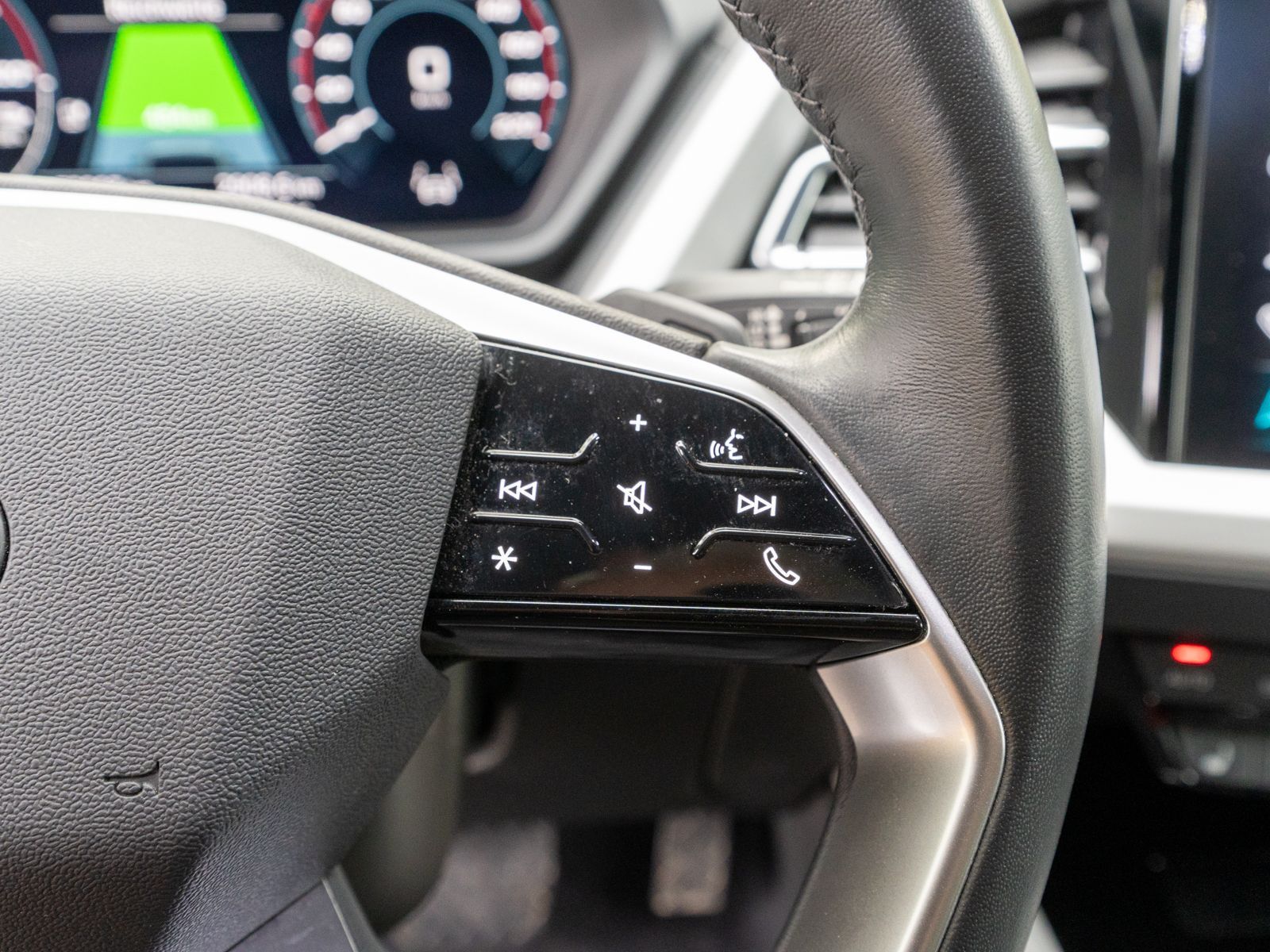 Fahrzeugabbildung Audi Q4 advanced 40 e-tron MATRIX Navi RFK ACC Wäpu