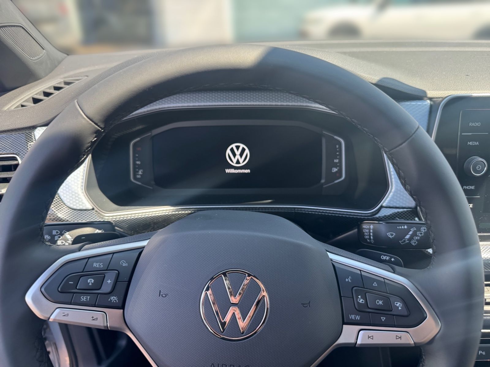 Fahrzeugabbildung Volkswagen T-Cross ENERGY 1.0 TSI DSG AHK Rückfahr-Kamera