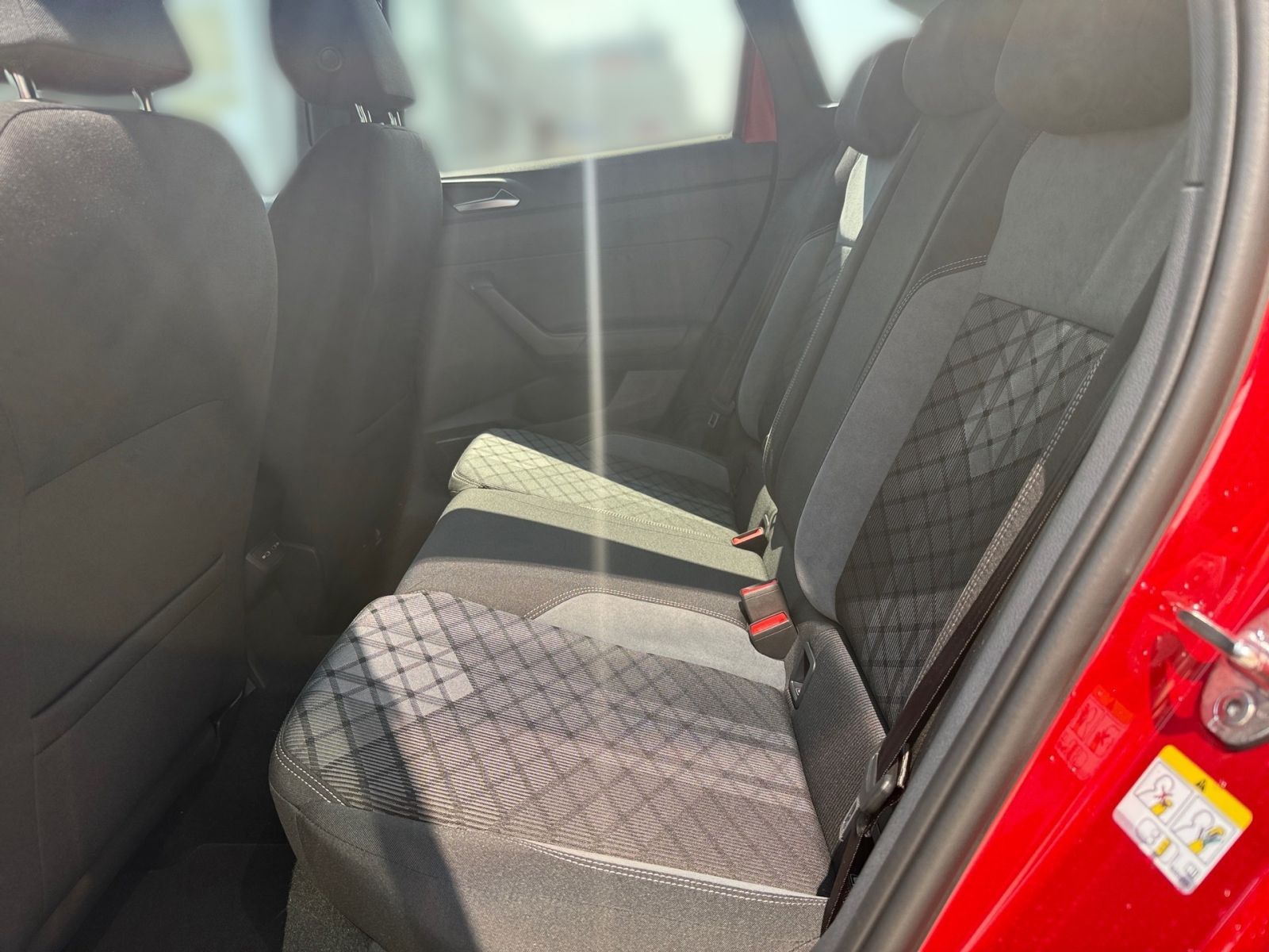 Fahrzeugabbildung Volkswagen Taigo R-Line 1.5 TSI DSG AHK ACC NAVI RÜCKFAHR-K