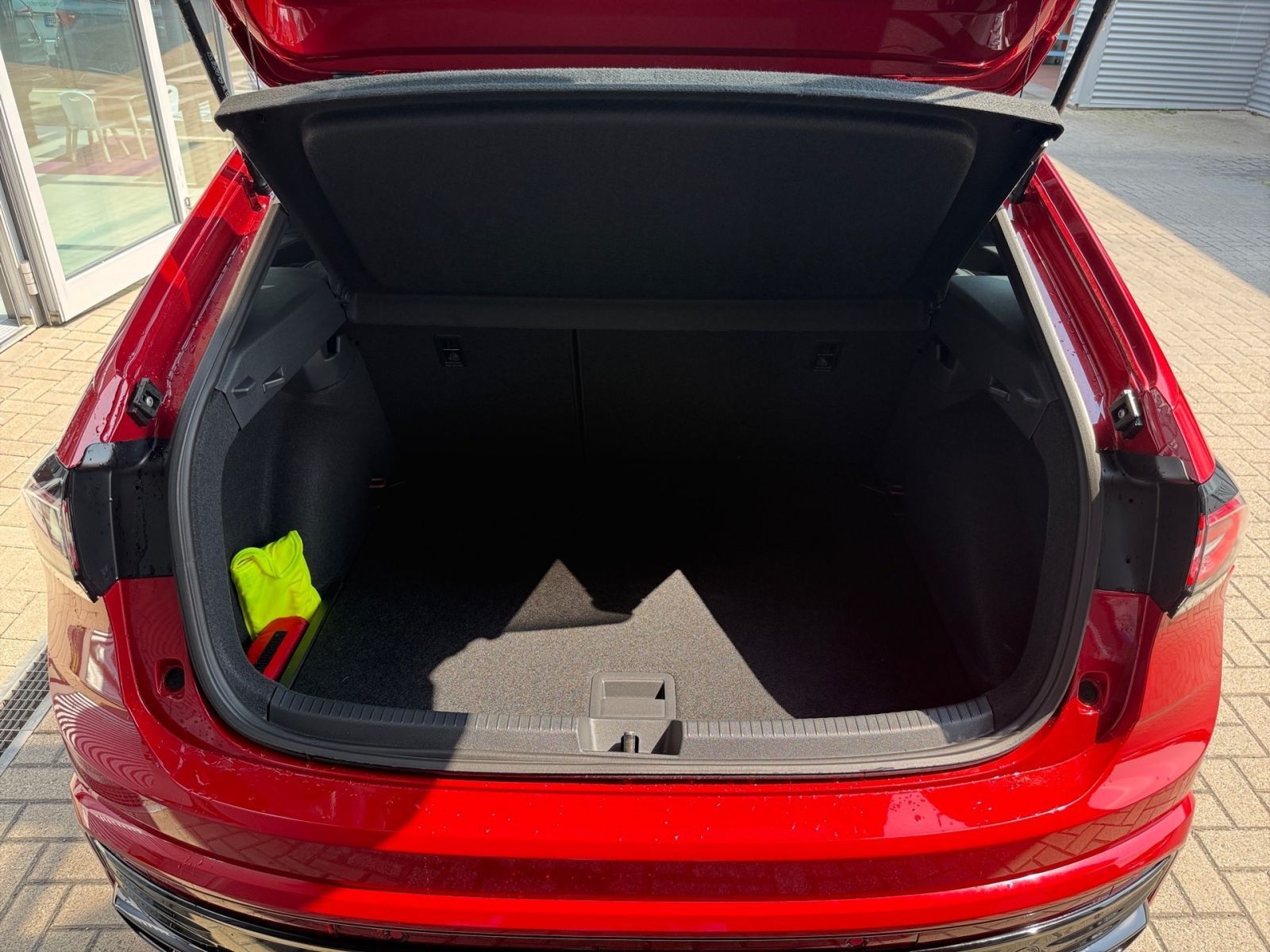 Fahrzeugabbildung Volkswagen Taigo R-Line 1.5 TSI DSG AHK ACC NAVI RÜCKFAHR-K