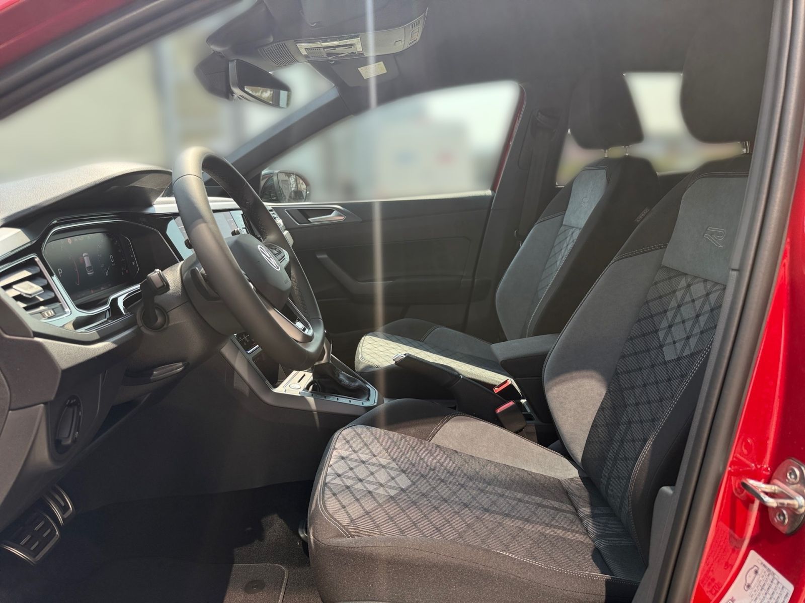 Fahrzeugabbildung Volkswagen Taigo R-Line 1.5 TSI DSG AHK ACC NAVI RÜCKFAHR-K