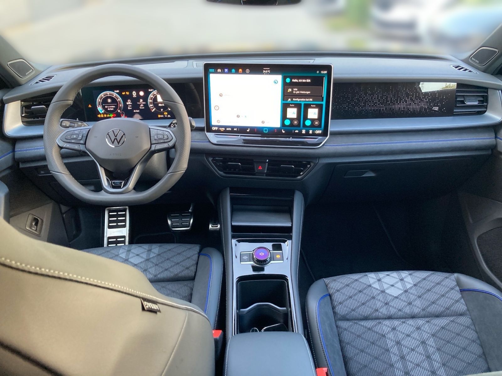 Fahrzeugabbildung Volkswagen Tayron R-Line 2,0 TSI 4MOTION DSG AHK PANO 360°K