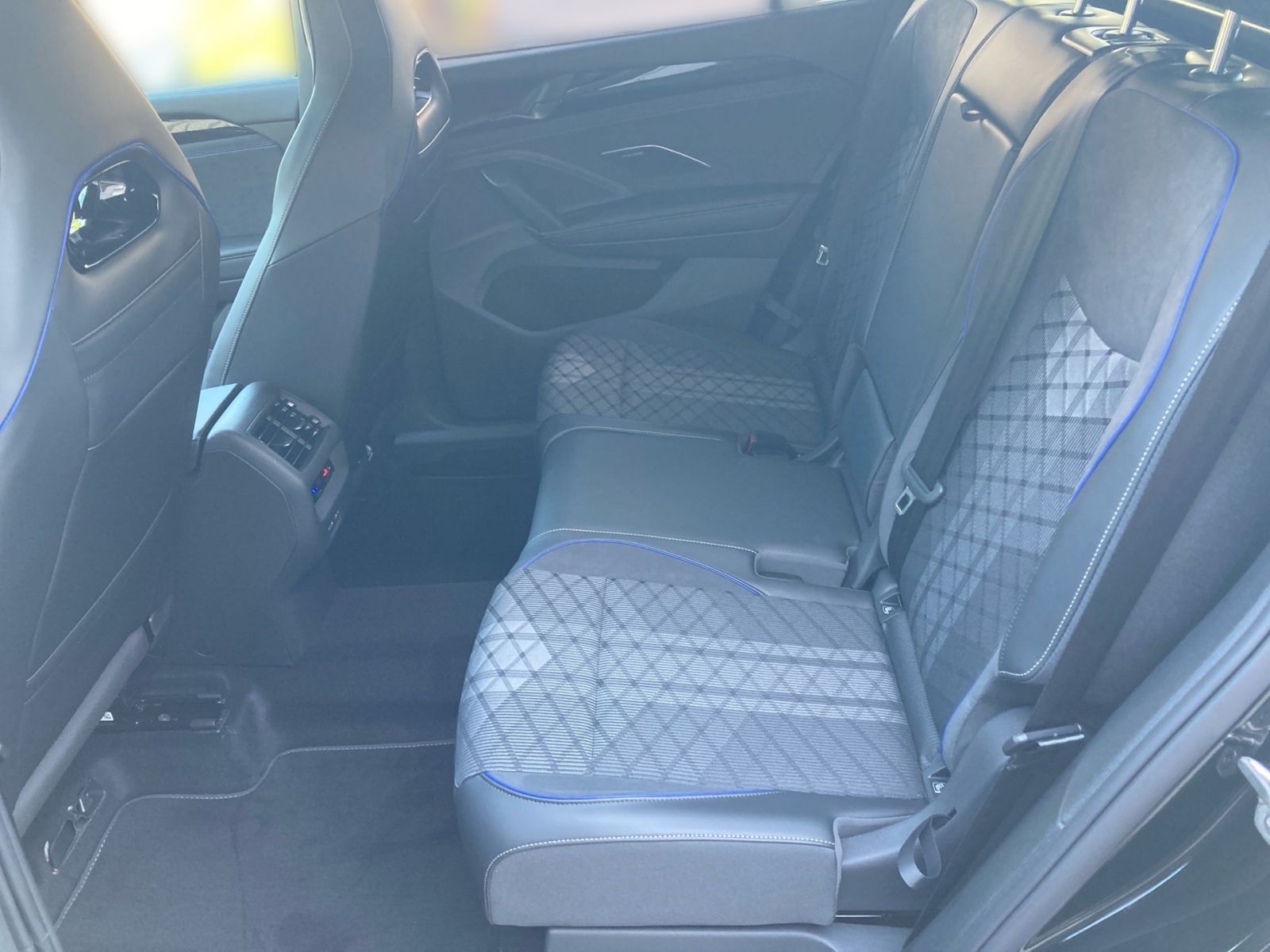Fahrzeugabbildung Volkswagen Tayron R-Line 2,0 TSI 4MOTION DSG AHK PANO 360°K