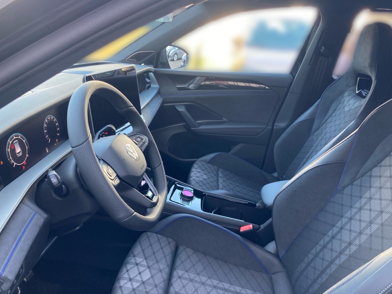 Fahrzeugabbildung Volkswagen Tayron R-Line 2,0 TSI 4MOTION DSG AHK PANO 360°K