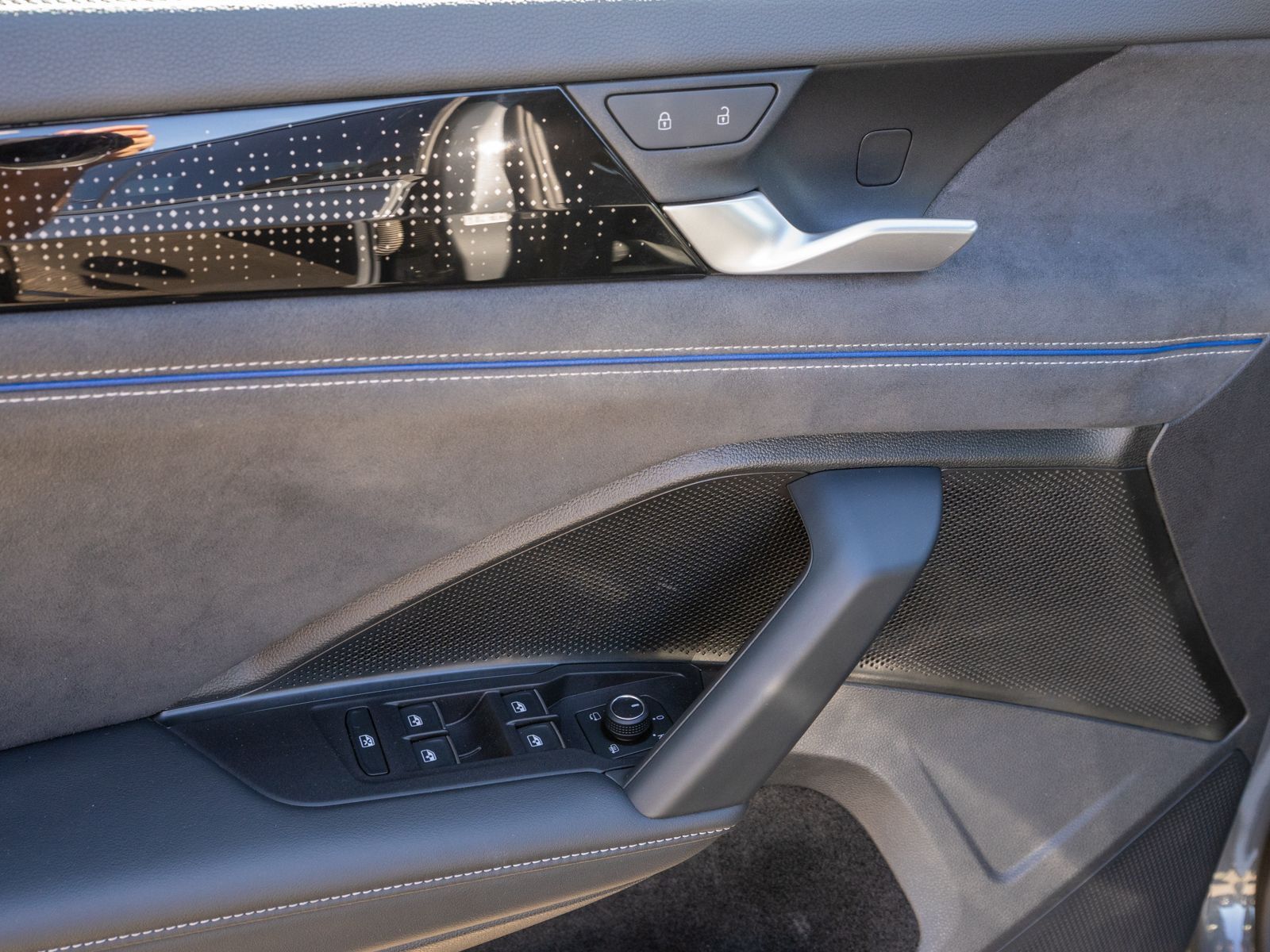 Fahrzeugabbildung Volkswagen Tayron R-Line 2.0 TDI MATRIX Navi 360° ACC AHK