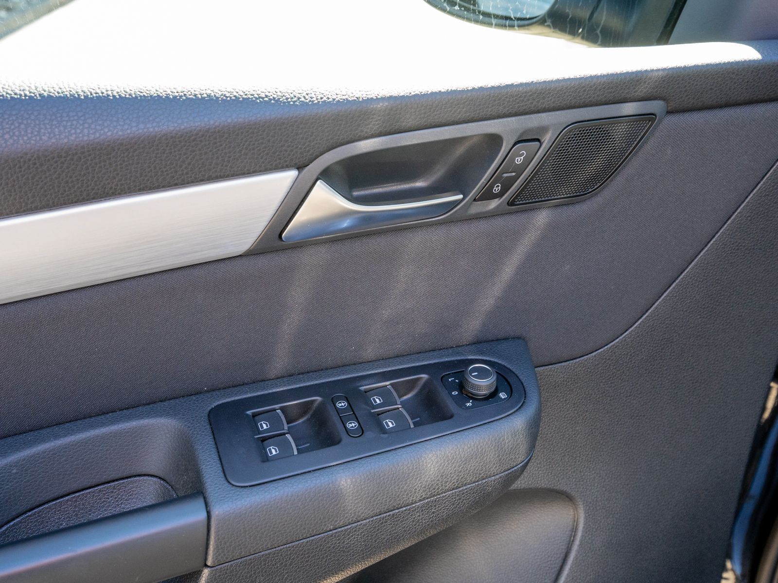 Fahrzeugabbildung Volkswagen Sharan Comfortline 1.4 TSI DSG Navi PDC AHK 7-S