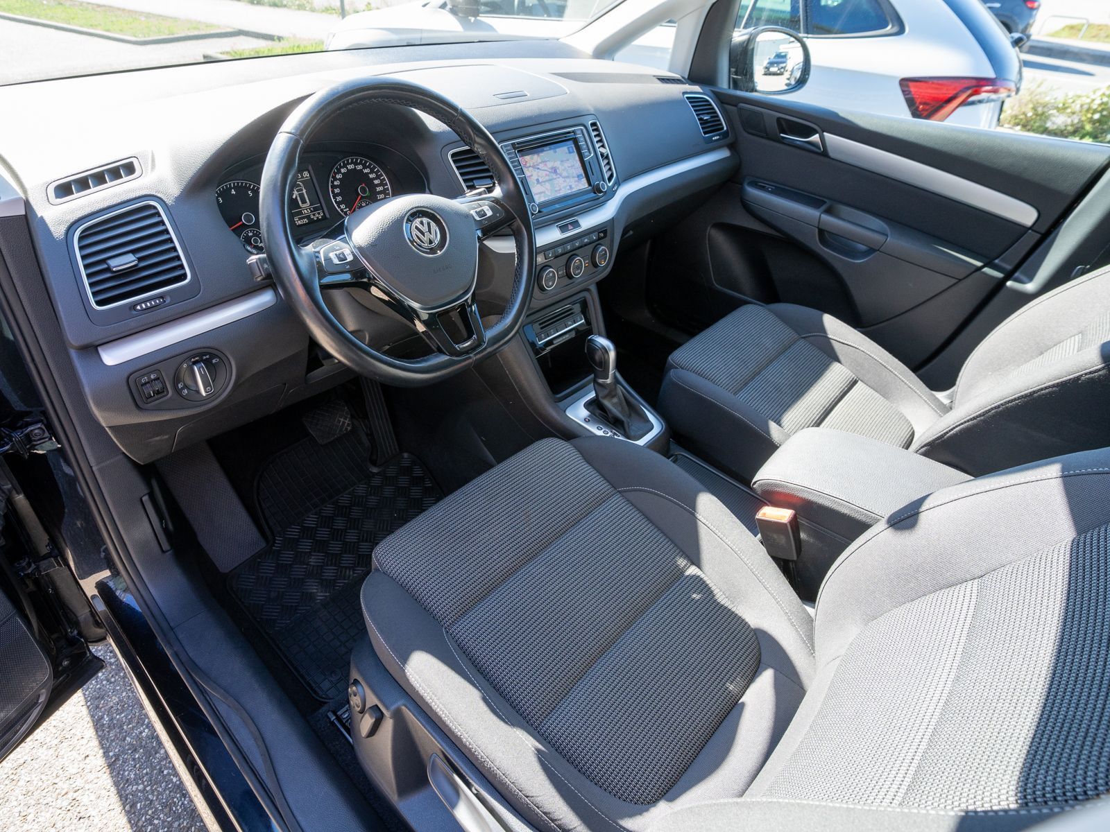 Fahrzeugabbildung Volkswagen Sharan Comfortline 1.4 TSI DSG Navi PDC AHK 7-S