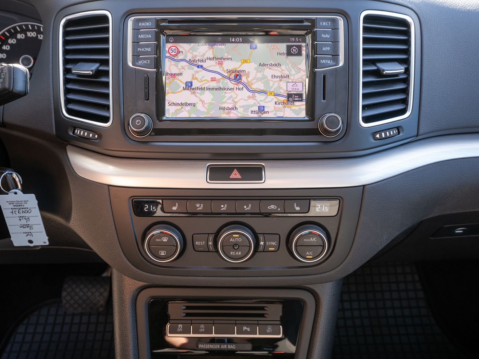 Fahrzeugabbildung Volkswagen Sharan Comfortline 1.4 TSI DSG Navi PDC AHK 7-S