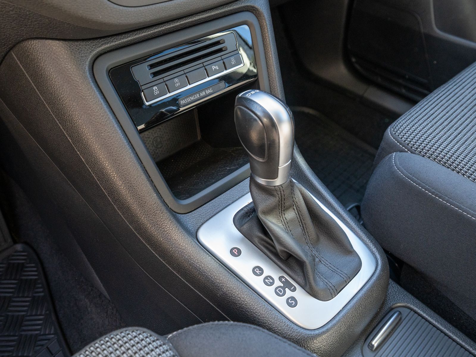 Fahrzeugabbildung Volkswagen Sharan Comfortline 1.4 TSI DSG Navi PDC AHK 7-S