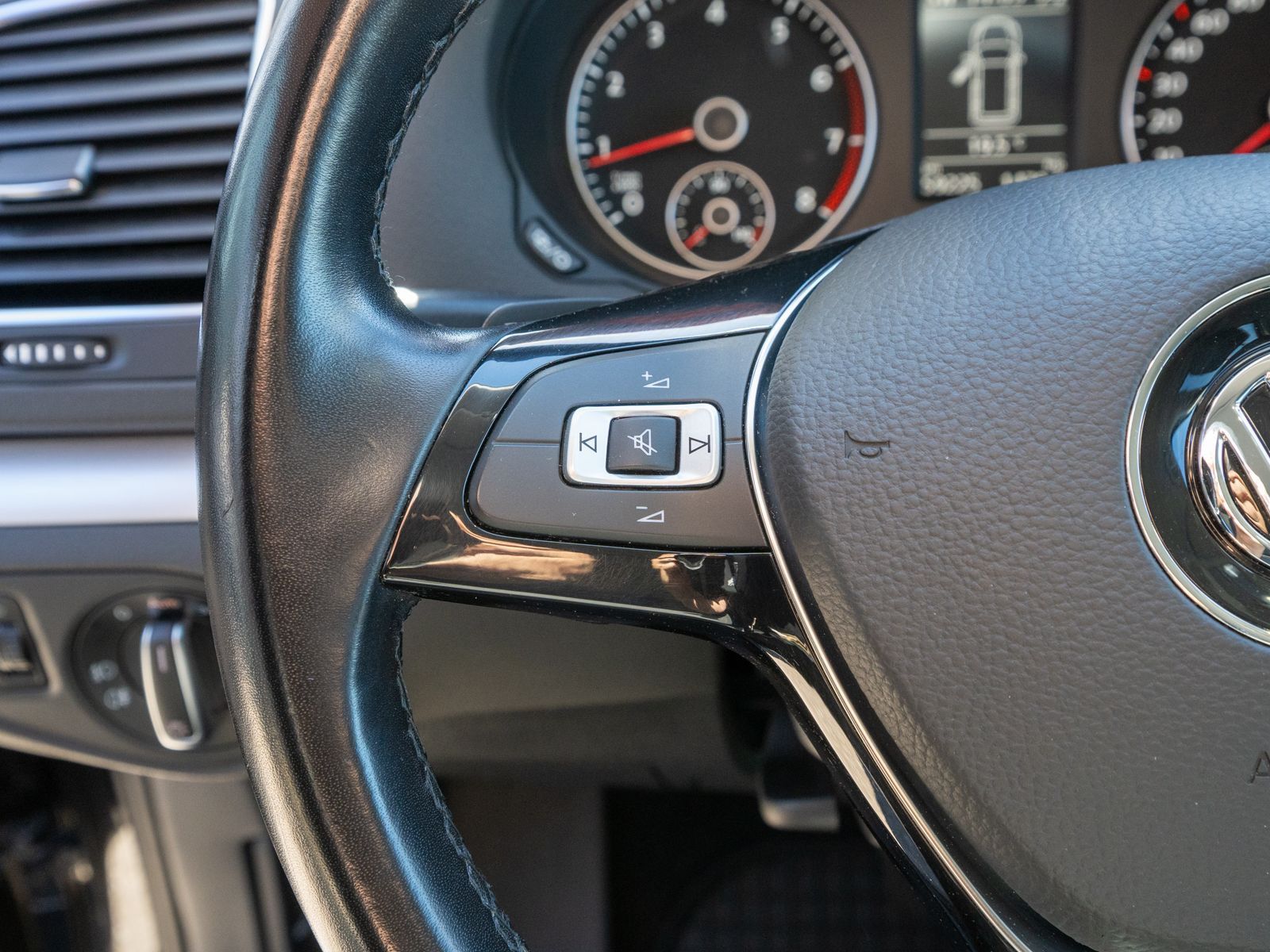 Fahrzeugabbildung Volkswagen Sharan Comfortline 1.4 TSI DSG Navi PDC AHK 7-S