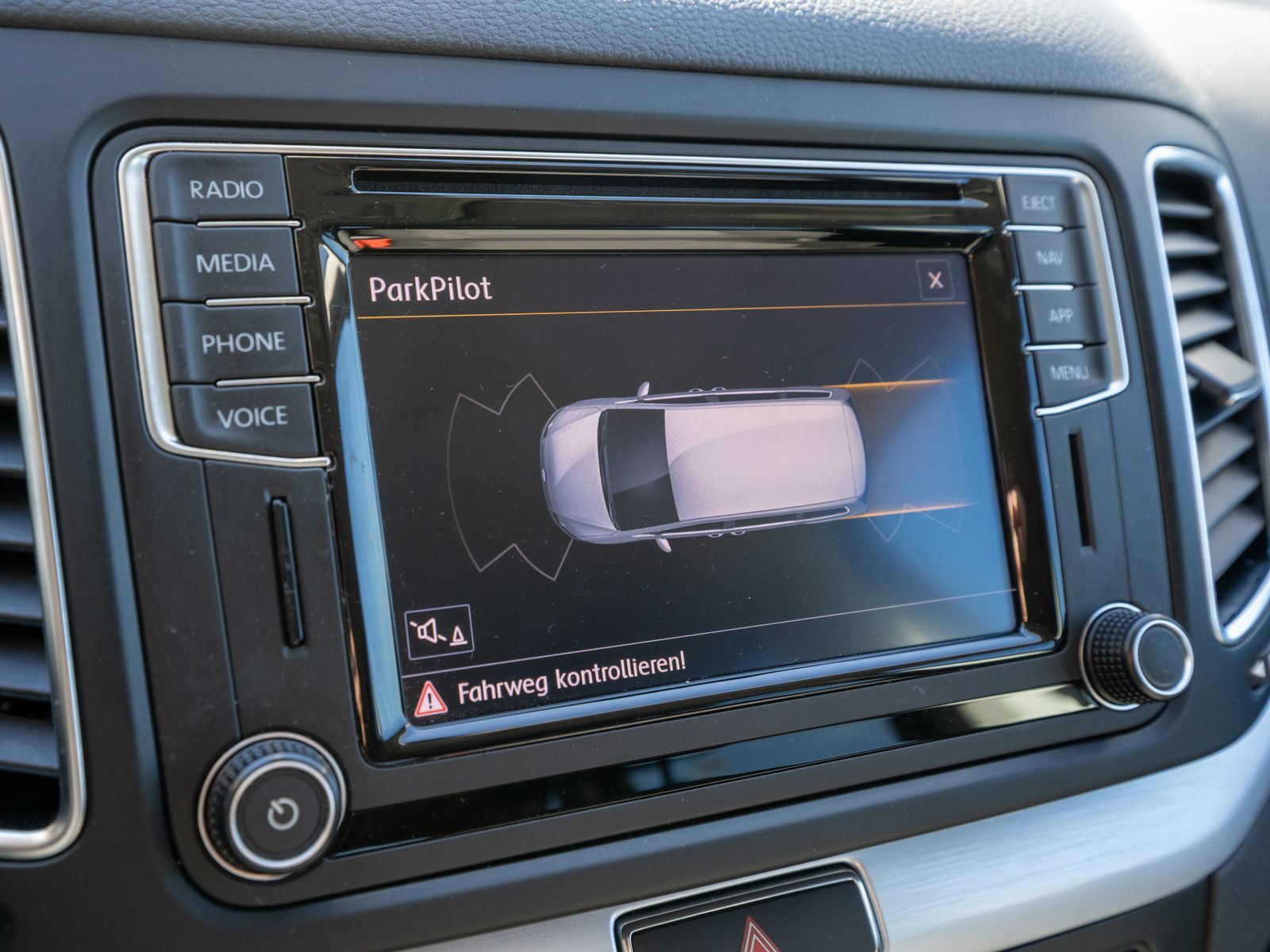 Fahrzeugabbildung Volkswagen Sharan Comfortline 1.4 TSI DSG Navi PDC AHK 7-S