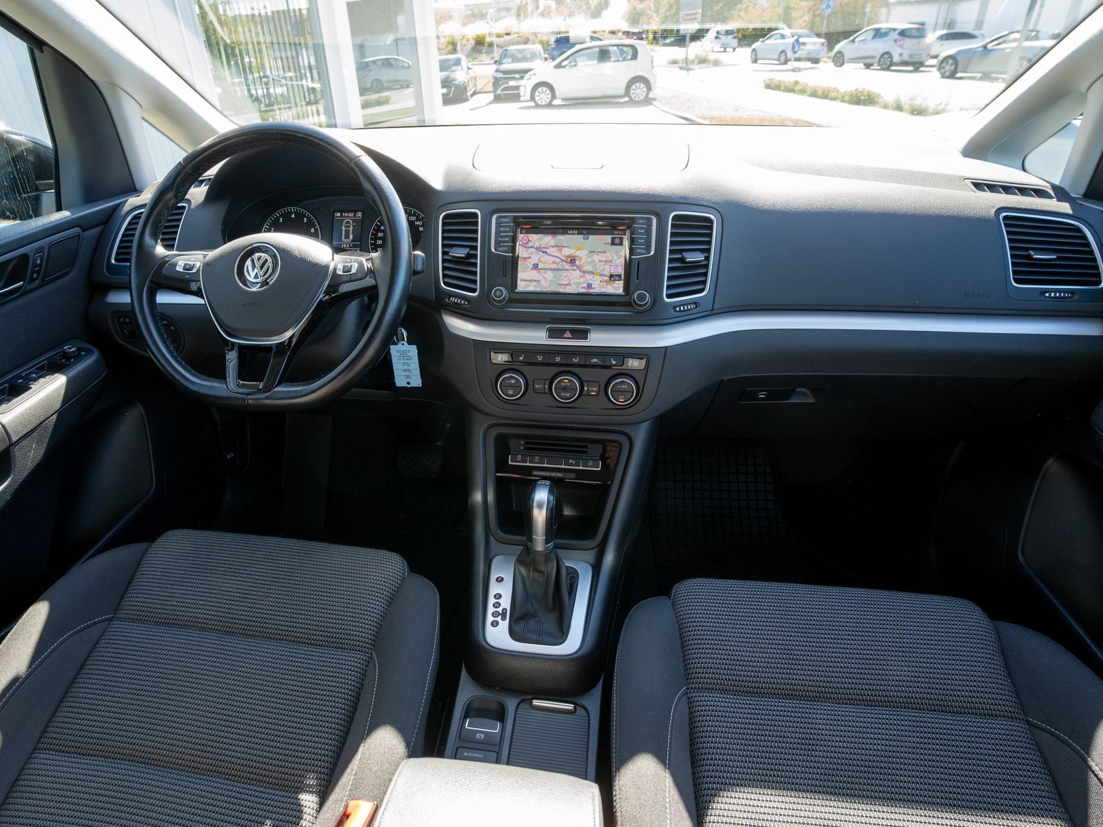 Fahrzeugabbildung Volkswagen Sharan Comfortline 1.4 TSI DSG Navi PDC AHK 7-S