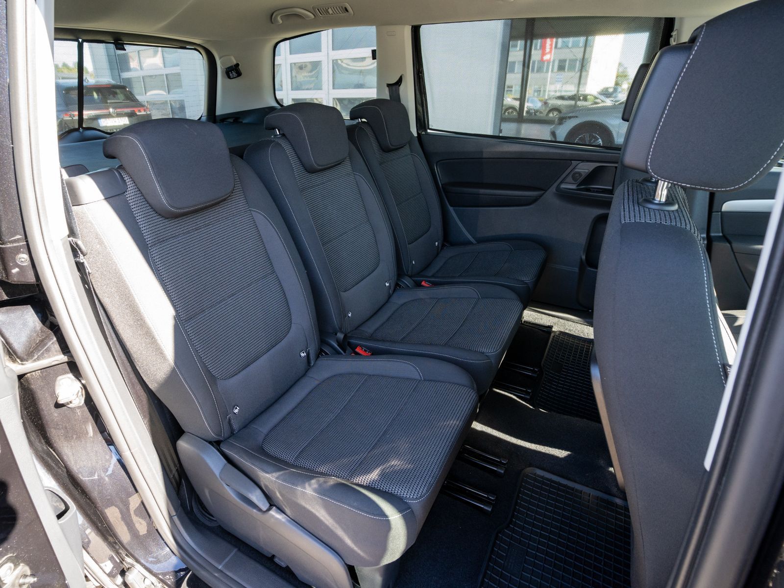 Fahrzeugabbildung Volkswagen Sharan Comfortline 1.4 TSI DSG Navi PDC AHK 7-S