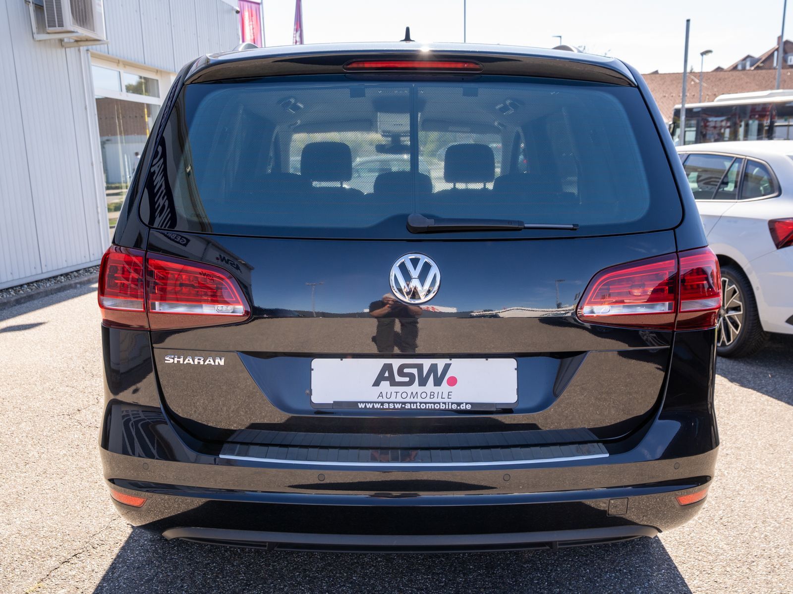 Fahrzeugabbildung Volkswagen Sharan Comfortline 1.4 TSI DSG Navi PDC AHK 7-S