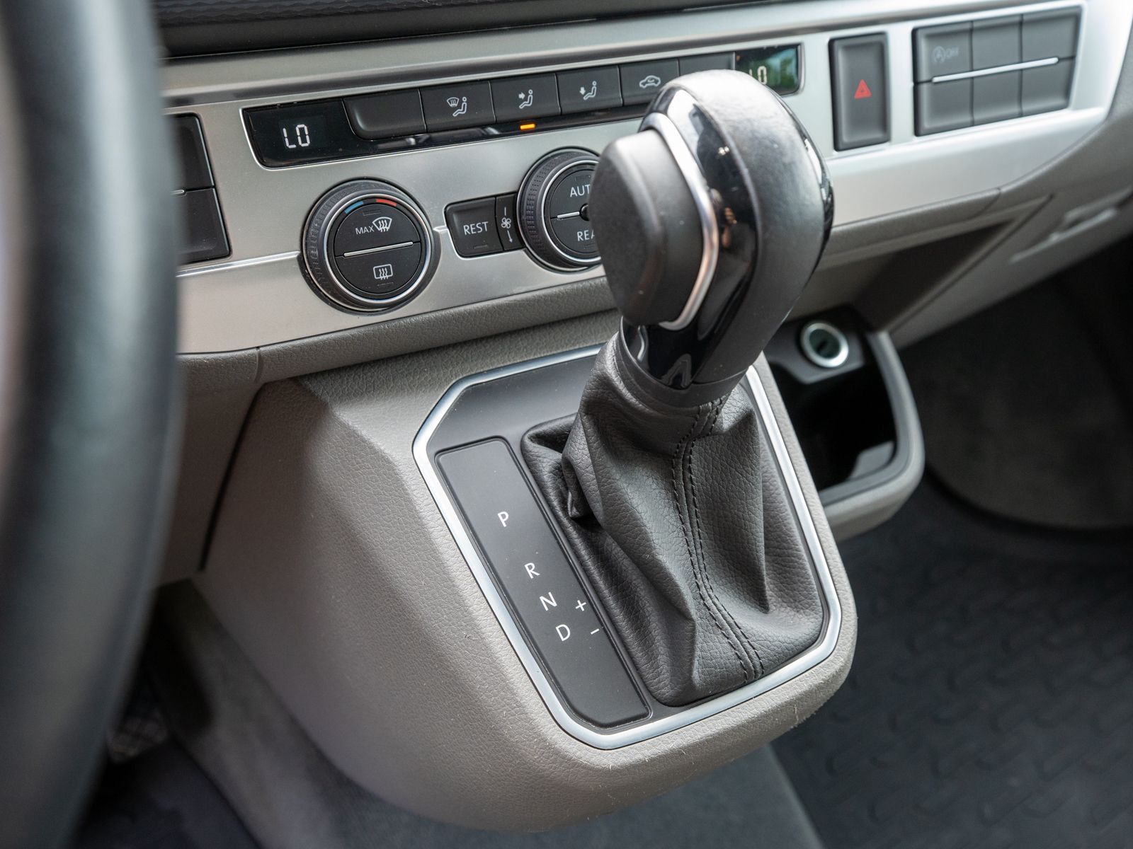 Fahrzeugabbildung Volkswagen T6.1 California Beach 2.0TDI DSG LED Navi ZU HEI