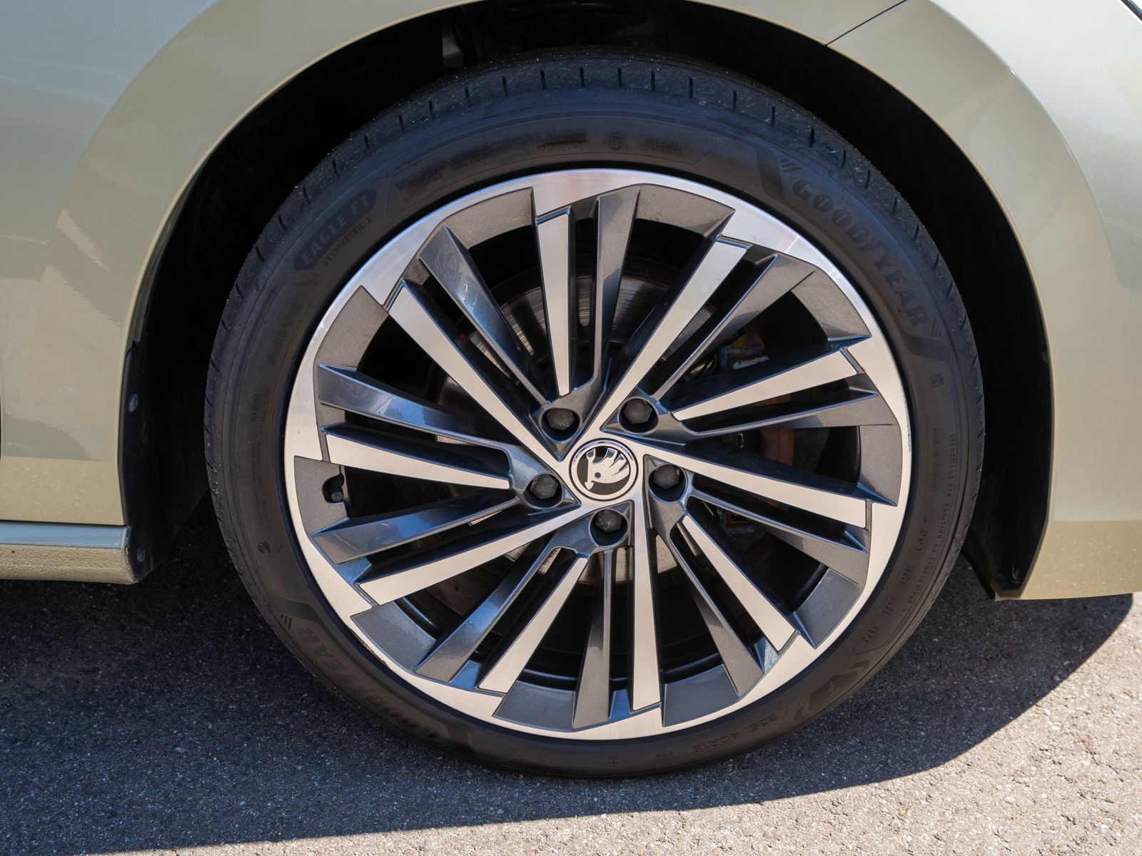 Fahrzeugabbildung SKODA Superb Combi L&K 2.0TDI DSG LED NAVI PANO VC AHK