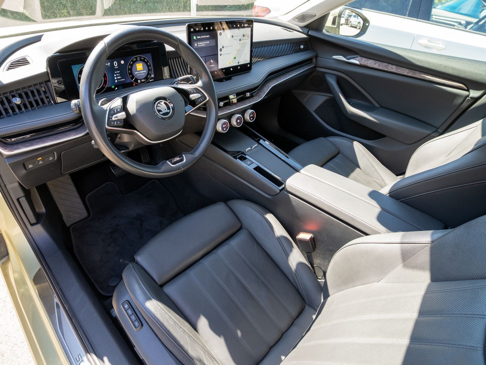 Fahrzeugabbildung SKODA Superb Combi L&K 2.0TDI DSG LED NAVI PANO VC AHK