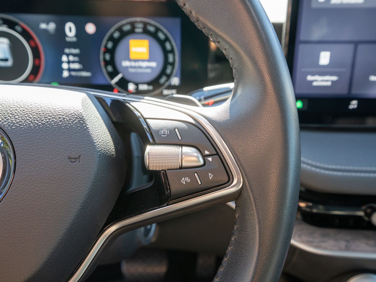 Fahrzeugabbildung SKODA Superb Combi L&K 2.0TDI DSG LED NAVI PANO VC AHK