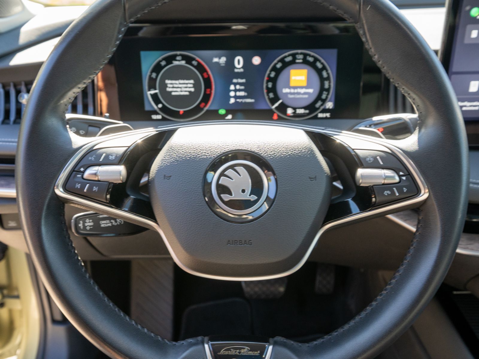 Fahrzeugabbildung SKODA Superb Combi L&K 2.0TDI DSG LED NAVI PANO VC AHK