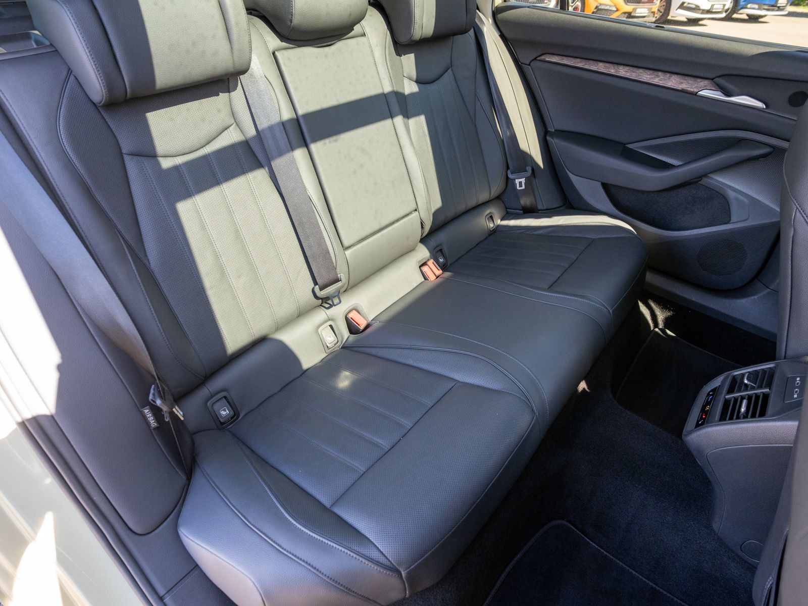 Fahrzeugabbildung SKODA Superb Combi L&K 2.0TDI DSG LED NAVI PANO VC AHK