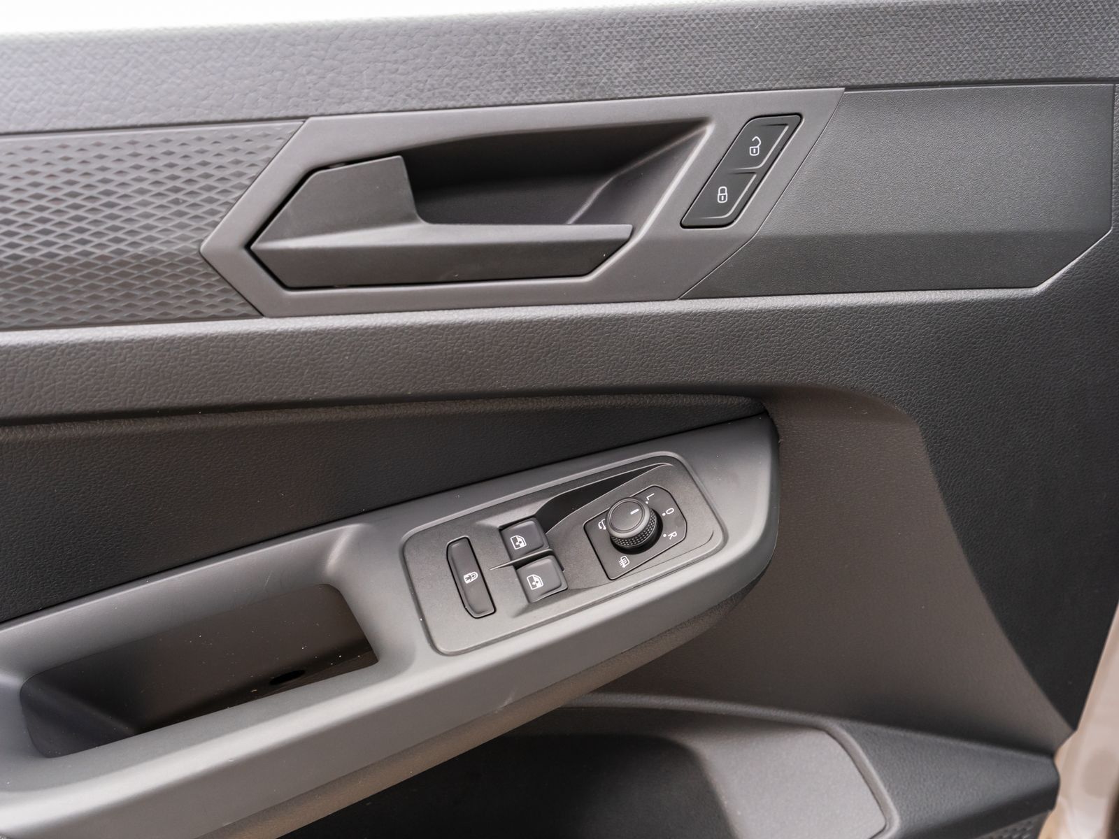 Fahrzeugabbildung Volkswagen Caddy 5 Kombi 2,0 TDI DSG LED NAVI AHK RFK ACC