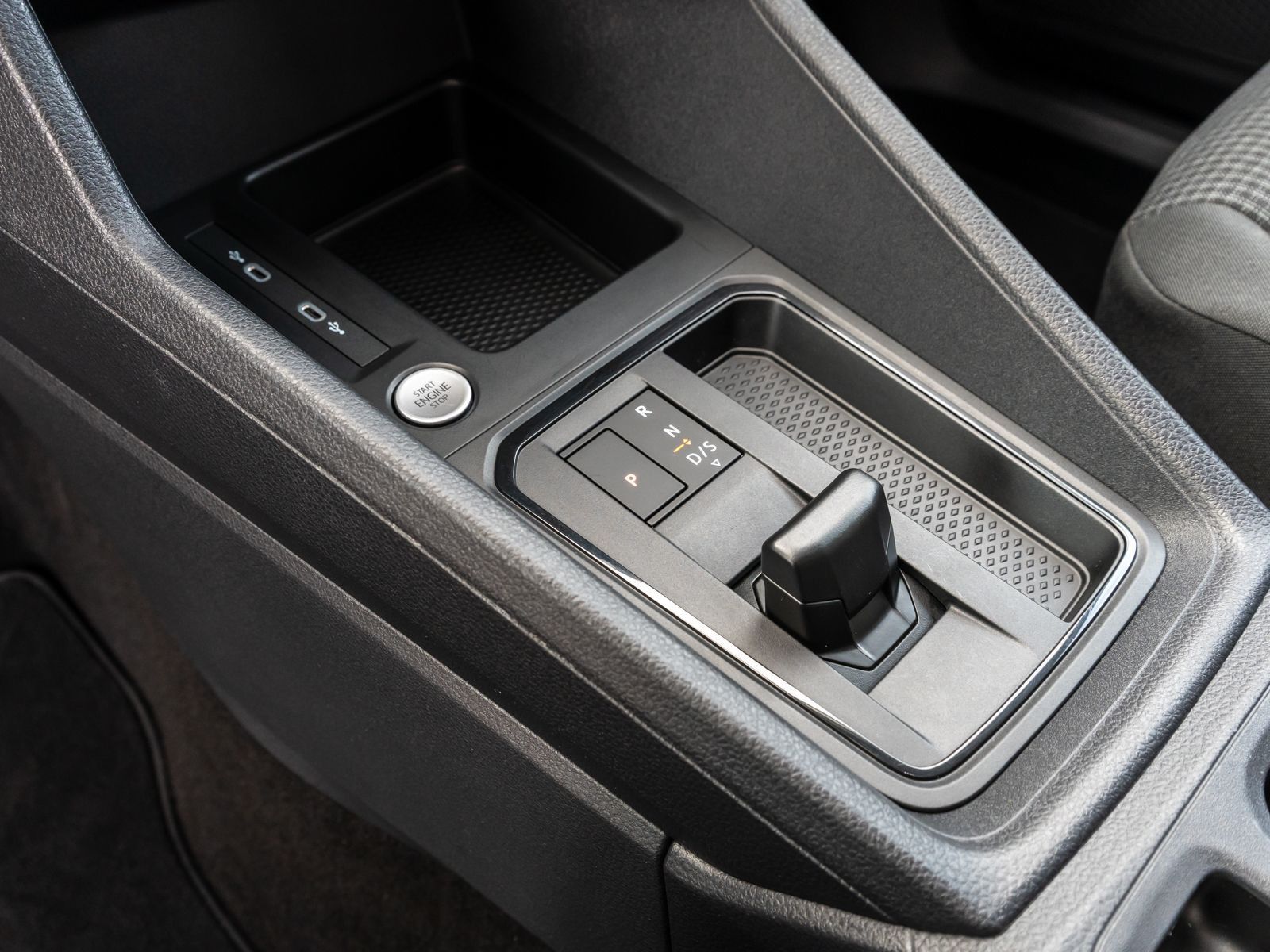 Fahrzeugabbildung Volkswagen Caddy 5 Kombi 2,0 TDI DSG LED NAVI AHK RFK ACC