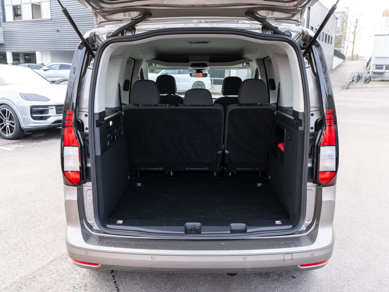 Fahrzeugabbildung Volkswagen Caddy 5 Kombi 2,0 TDI DSG LED NAVI AHK RFK ACC