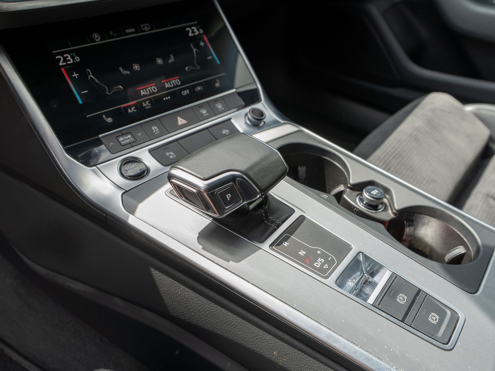Fahrzeugabbildung Audi A6 Avant S line 50TDI quattro tiptronic PANO AHK