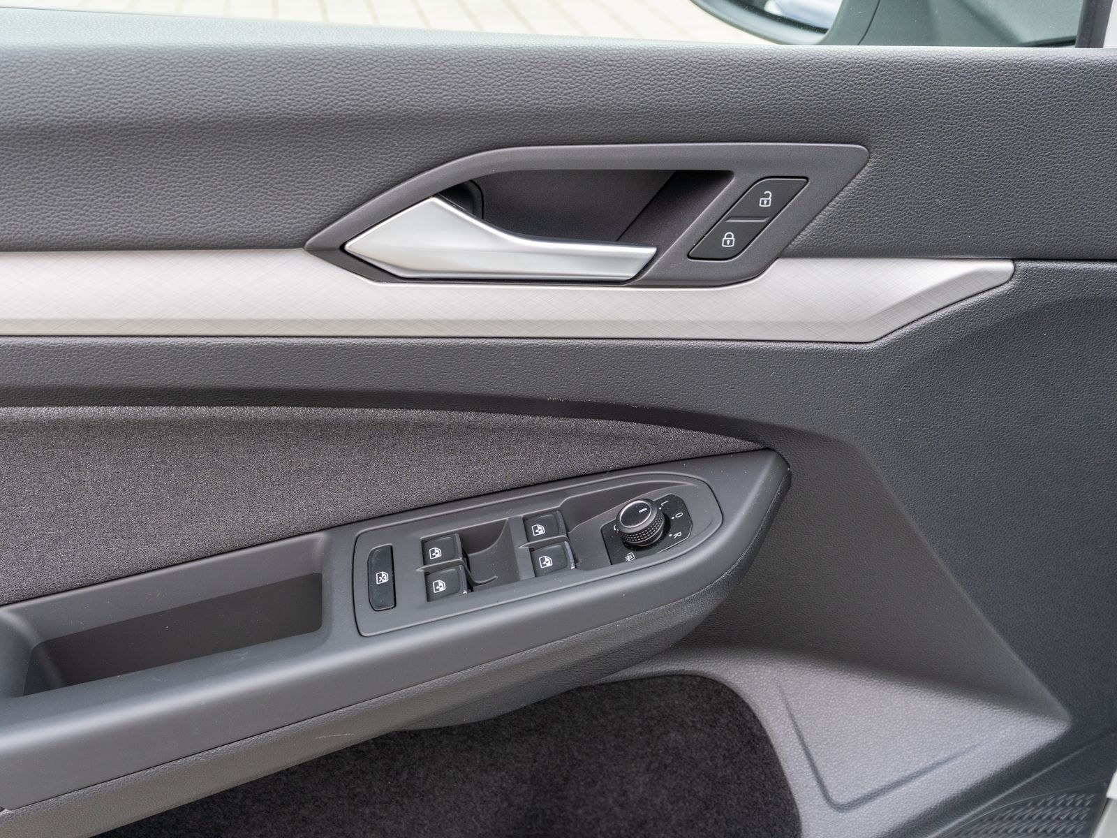 Fahrzeugabbildung Volkswagen Golf Life 1.5 TSI LED Navi RFK SHZ HUD Stdhzg