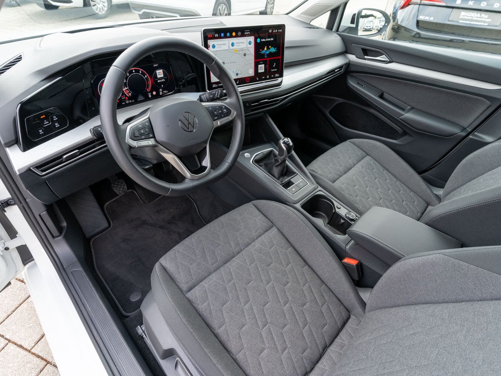Fahrzeugabbildung Volkswagen Golf Life 1.5 TSI LED Navi RFK SHZ HUD Stdhzg