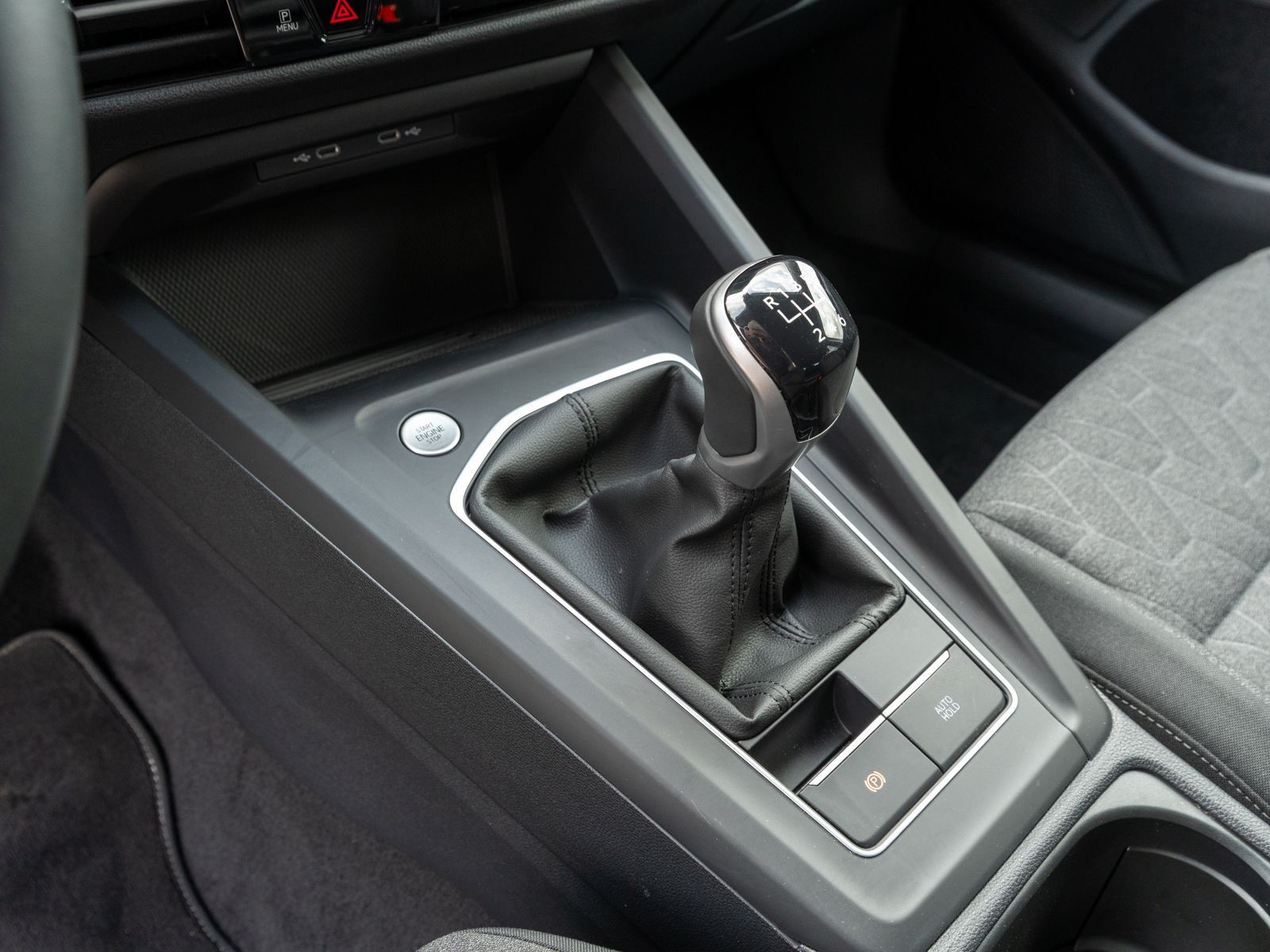 Fahrzeugabbildung Volkswagen Golf Life 1.5 TSI LED Navi RFK SHZ HUD Stdhzg