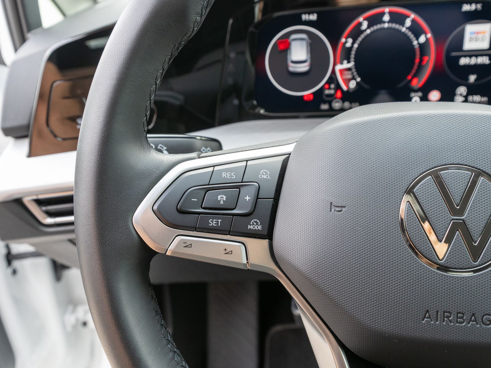 Fahrzeugabbildung Volkswagen Golf Life 1.5 TSI LED Navi RFK SHZ HUD Stdhzg
