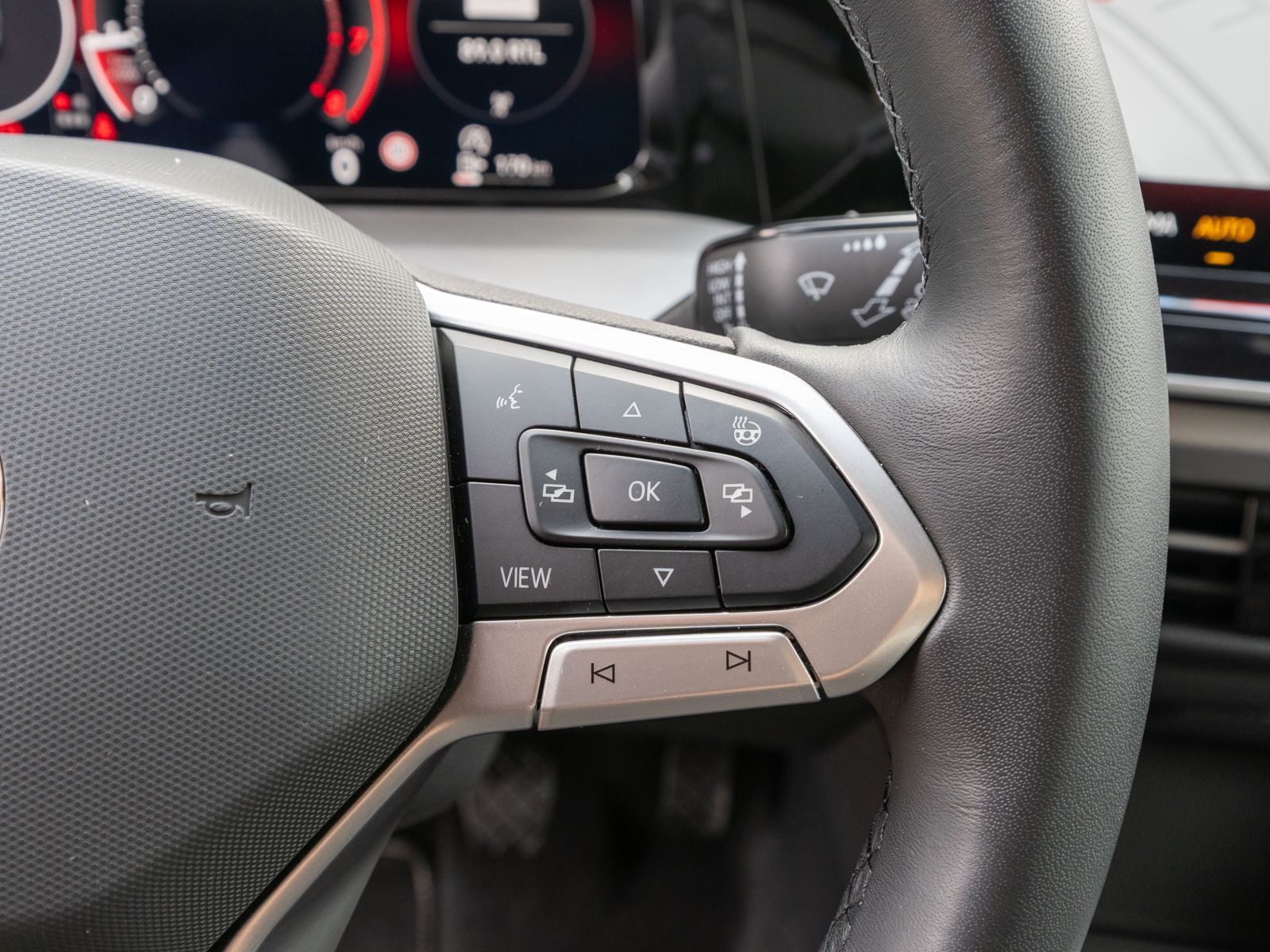 Fahrzeugabbildung Volkswagen Golf Life 1.5 TSI LED Navi RFK SHZ HUD Stdhzg