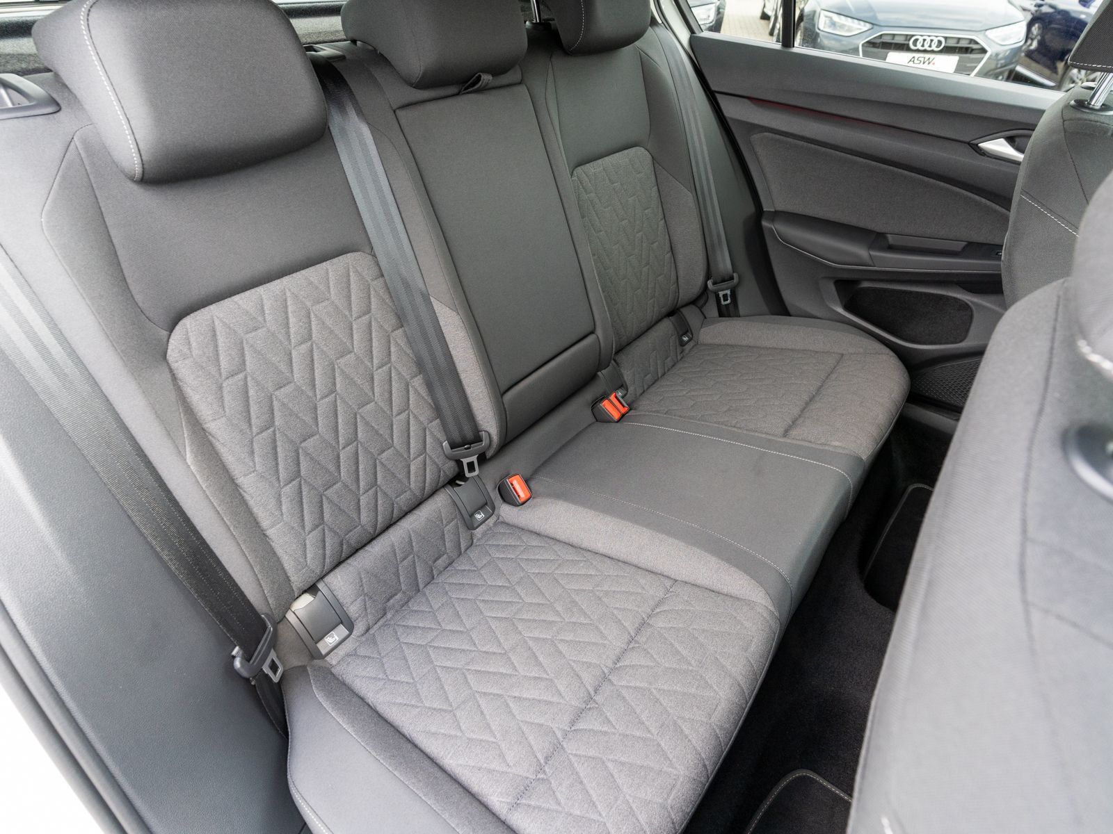 Fahrzeugabbildung Volkswagen Golf Life 1.5 TSI LED Navi RFK SHZ HUD Stdhzg