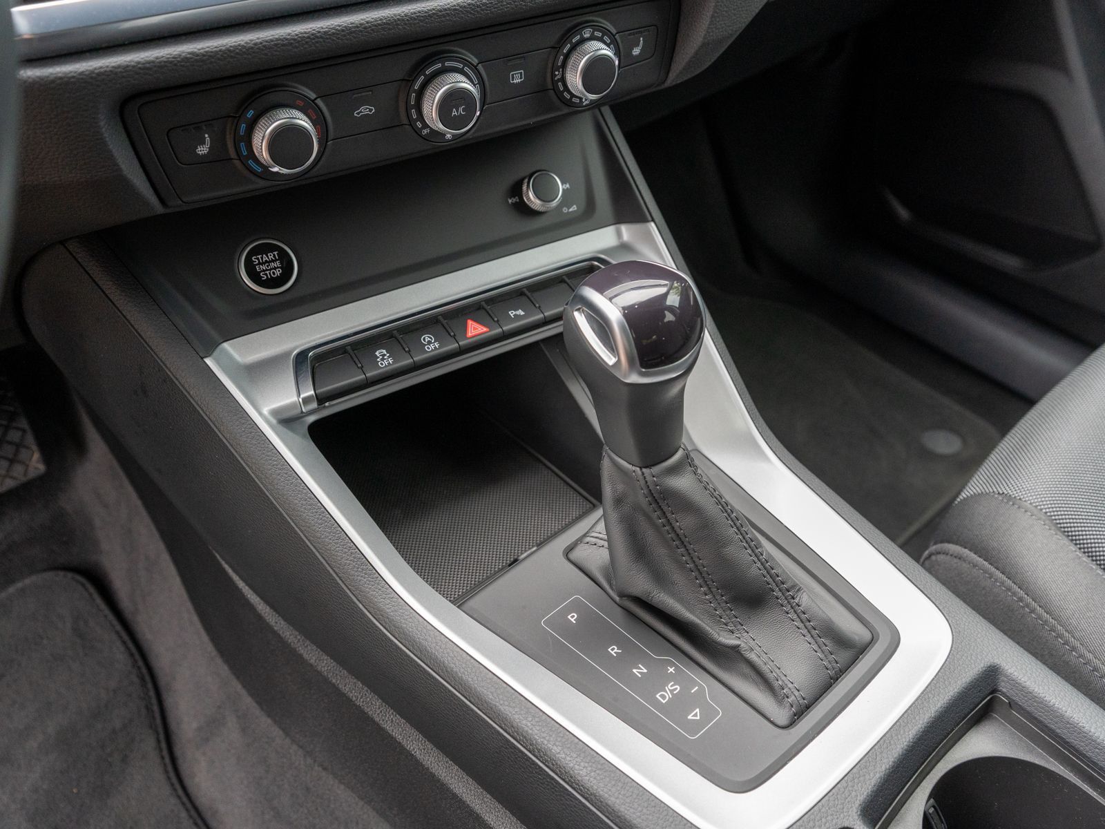 Fahrzeugabbildung Audi Q3 35 TDI S tronic NAVI LED SHZ PDC VC