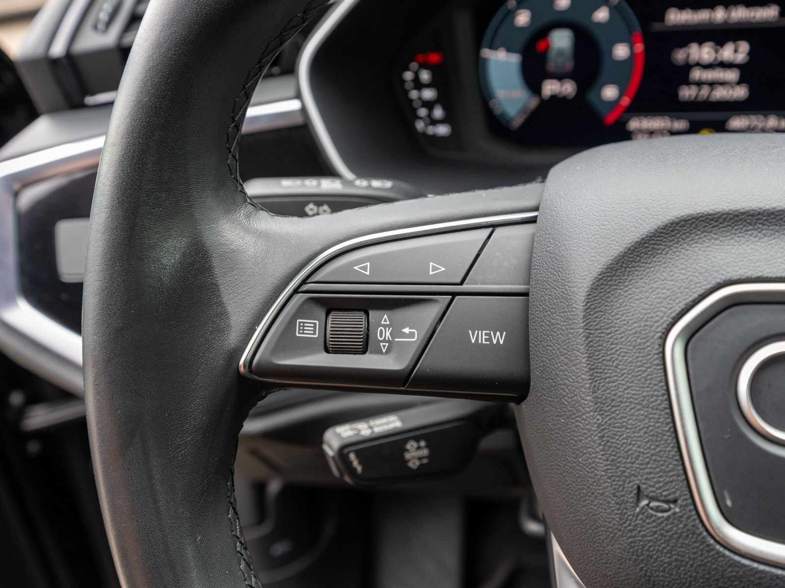 Fahrzeugabbildung Audi Q3 35 TDI S tronic NAVI LED SHZ PDC VC