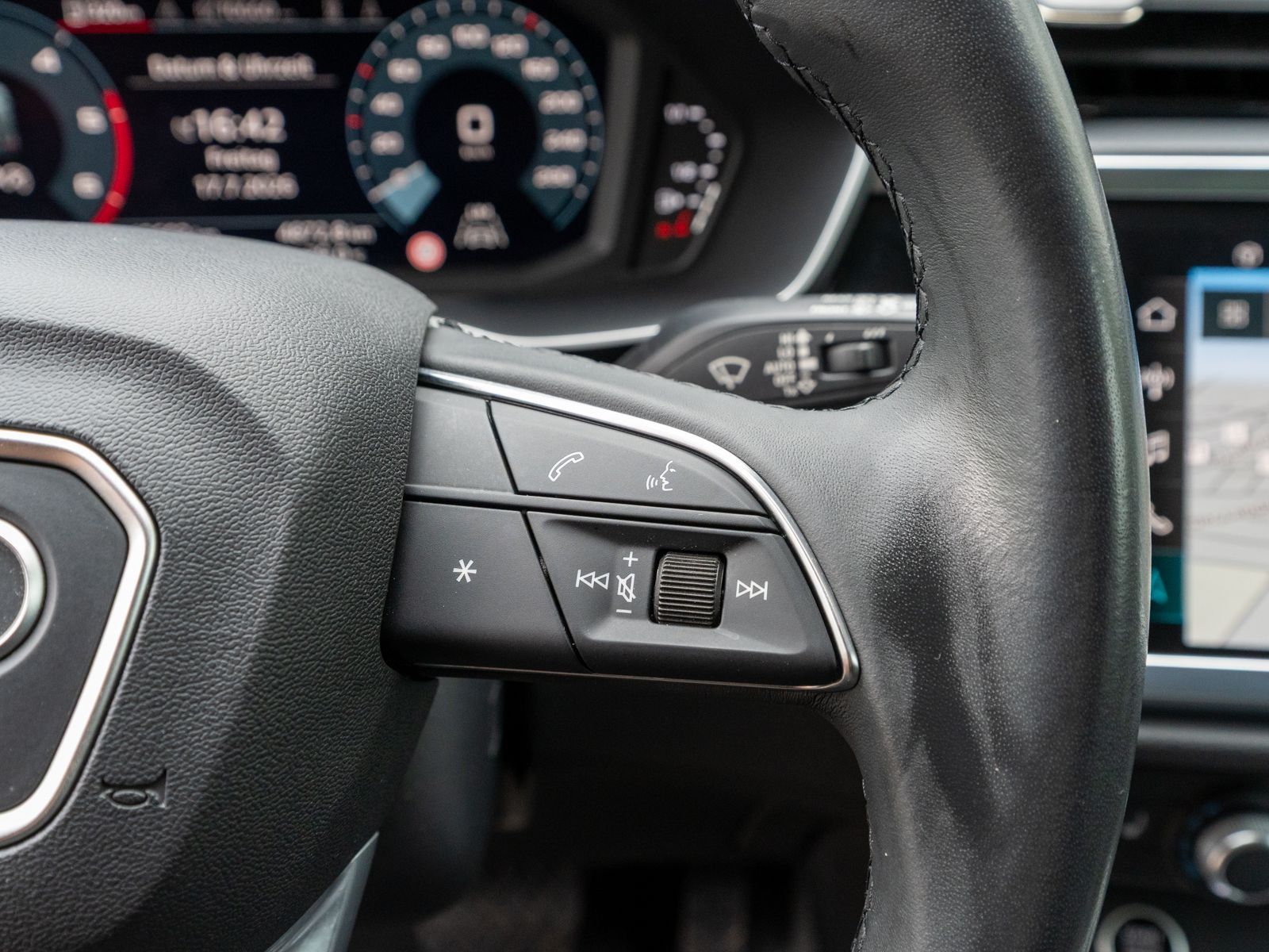 Fahrzeugabbildung Audi Q3 35 TDI S tronic NAVI LED SHZ PDC VC