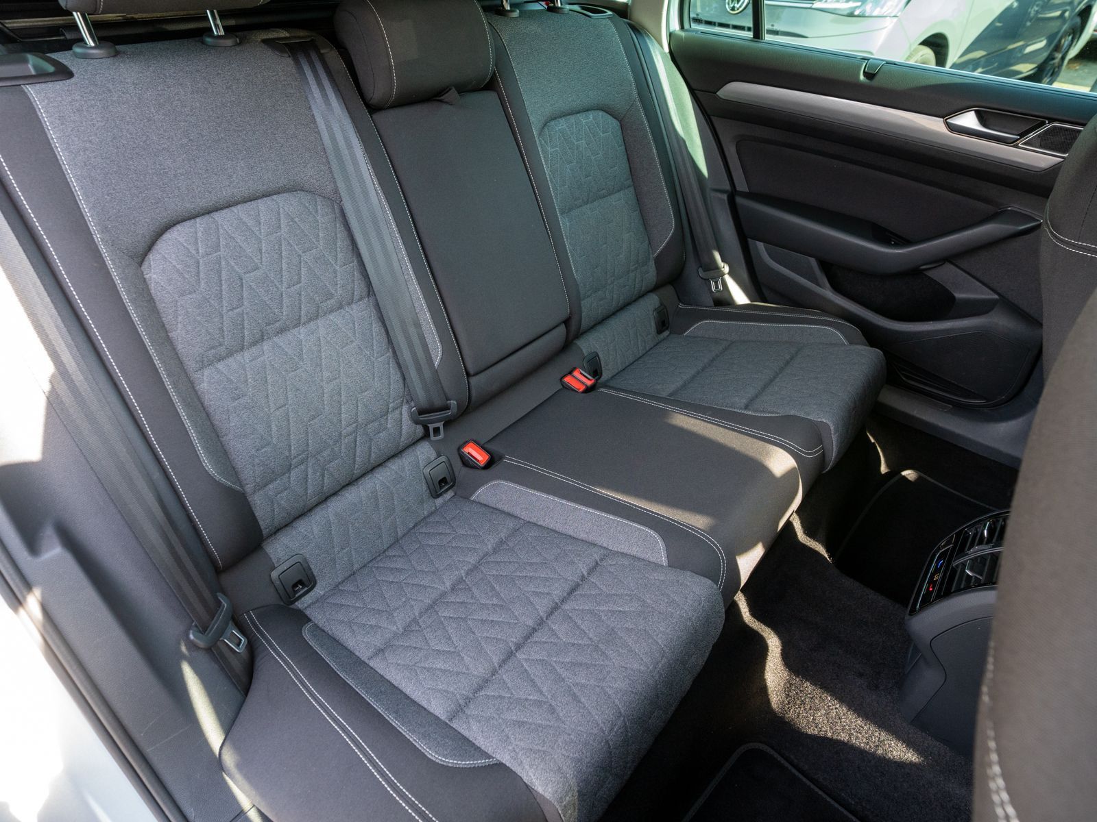 Fahrzeugabbildung Volkswagen Passat Variant Business 2.0 TDI DSG LED RFK AHK