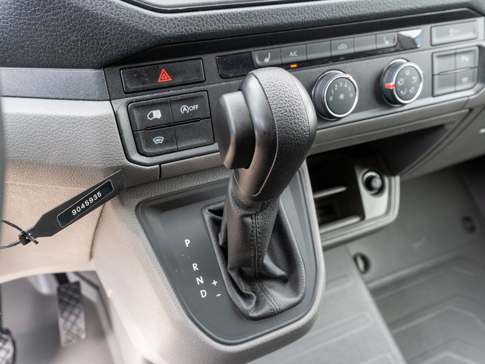 Fahrzeugabbildung Volkswagen Crafter Kasten 35 L2H2 2.0 TDI DSG Klima Nav RFK
